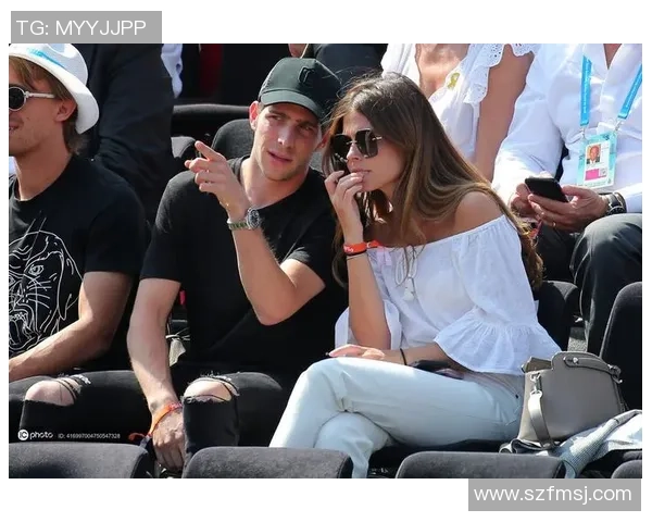 巴萨球星携子共赴足球场见证亲子时光展现温馨父爱